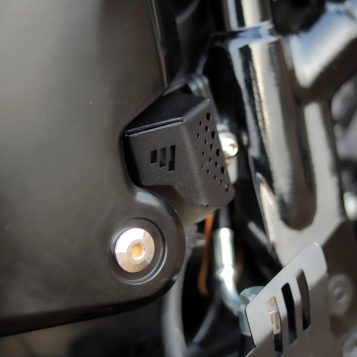 ADVENTURE 2025 250/390 - REAR DISC OIL CAP Black